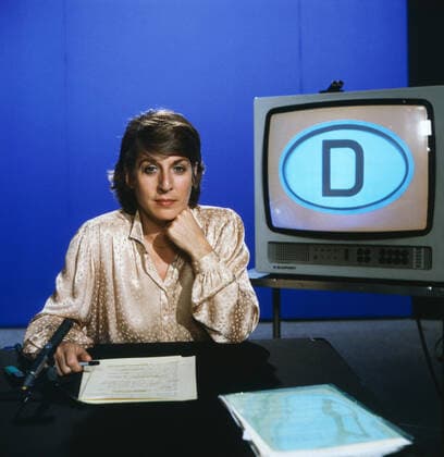 KENNZEICHEN D Kennzeichen D, ZDF Politmagazin über den Alltag auf beiden Seiten der innerdeutschen Grenze, Deutschland, 1980, im Bild: LEA ROSH, deutsche Fernsehjournalistin, erstmals als neue Kommentatorin der politischen Sendereihe. Kennzeichen D, TV Political magazine about everyday life on both sides of the inner-German border, Germany, 1980, pictured: LEA ROSH, German television journalist, for the first time as a new commentator on the political series., Deutschland Copyright: ArthurxGrimm UnitedArchives82007686 EDITORIAL USE ONLY