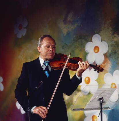 HELMUT ZACHARIAS SHOW Helmut Zacharias, deutscher Geiger und Komponist, hier in der ZDF Musiksendung: Helmut-Zacharias-Show, Deutschland, 1972. Helmut Zacharias, German violinist and composer, here in the ZDF music program: Helmut Zacharias Show, Germany, 1972., Deutschland Copyright: ArthurxGrimm UnitedArchives82007693 EDITORIAL USE ONLY