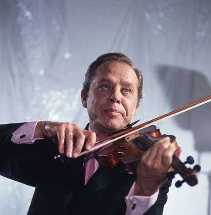 HELMUT ZACHARIAS SHOW Helmut Zacharias, deutscher Geiger und Komponist, hier in der ZDF Musiksendung: Helmut-Zacharias-Show, Deutschland, 1972. Helmut Zacharias, German violinist and composer, here in the ZDF music program: Helmut Zacharias Show, Germany, 1972., Deutschland Copyright: ArthurxGrimm UnitedArchives82007699 EDITORIAL USE ONLY