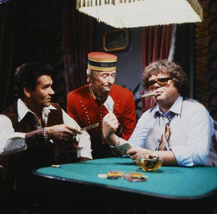 DAS KANN JA HEITER WERDEN Das kann ja heiter werden, ZDF Fernsehserie, Deutschland, 1983, Folge: Tante Brunhildes Millionen, Szene: Ted Herold, Peer Augustinski, Klaus Dahlen. Das kann ja heiter werden, TV Comedy series, Germany, 1983, episode: Tante Brunhildes Millionen, scene: Ted Herold, Peer Augustinski, Klaus Dahlen, Deutschland Copyright: ArthurxGrimm UnitedArchives82007705 EDITORIAL USE ONLY