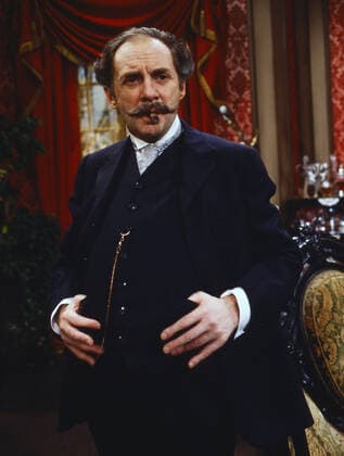 ES BLEIBT IN DER FAMILIE Es bleibt in der Familie, ZDF Fernsehkomödie, Deutschland, 1981, Szene: Harald Juhnke in einer dreifachen Schauspielrolle, hier als Sohn Gustave Chantrel, 59 Jahre. Es bleibt in der Familie, TV film, Germany, 1981, scene: Harald Juhnke in a triple acting role, here as son Gustave Chantrel, 59., Deutschland Copyright: ArthurxGrimm UnitedArchives82007773 EDITORIAL USE ONLY
