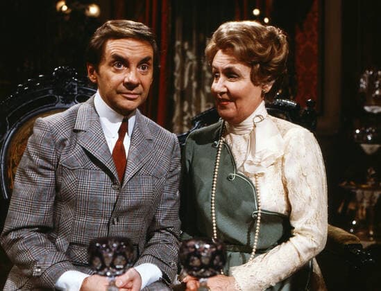 ES BLEIBT IN DER FAMILIE Es bleibt in der Familie, ZDF Fernsehkomödie, Deutschland, 1981, Szene: Harald Juhnke, Edda Seippel. Es bleibt in der Familie, TV film, Germany, 1981, scene: Harald Juhnke, Edda Seippel, Deutschland Copyright: ArthurxGrimm UnitedArchives82007783 EDITORIAL USE ONLY