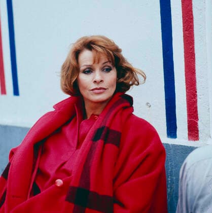 SENTA BERGER Senta Berger, österreichisch-deutsche Schauspielerin, Filmschauspielerin, TV Serienstar, Deutschland, 1986, im Bild: während einer Drehpause der TV-Serie: Kir Royal. Senta Berger, Austrian-German actress, film actress, TV series star, film producer, Germany, 1986, pictured: during a break in filming the TV series: Kir Royal., München Deutschland Copyright: kpa UnitedArchives55041213 EDITORIAL USE ONLY