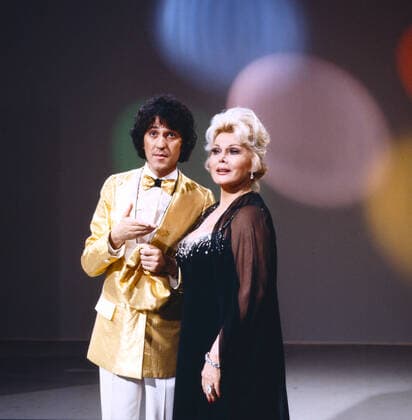 HOLLYWOOD, ICH KOMME Hollywood, ich komme, deutscher Fernsehfilm, Deutschland, 1980, Regie: Ralf Gregan, Szene: Ilja Richter als Felix und Zsa Zsa Gabor als Stargast. Hollywood, ich komme, German TV film, Germany, 1980, directed by Ralf Gregan, scene: Ilja Richter and Celebrity guest Zsa Zsa Gabor., Deutschland Copyright: kpa UnitedArchives55041373 EDITORIAL USE ONLY