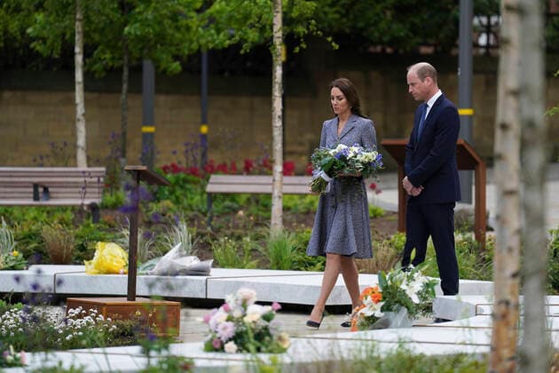 Entertainment Bilder des Tages . 10 05 2022. Manchester, United Kingdom. Prince William and Kate Middleton, the Duke and Duchess of Cambridge, at the opening of the Glade of Light Memorial in Manchester, United Kingdom. The memorial commemorates the victims of the suicide attack at the Ariana Grande concert in 2017.  xPoolx xi-Imagesx IIM-23394-0006