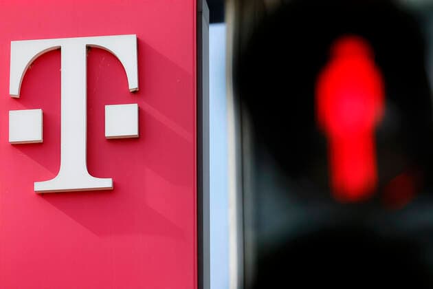 Telekom-Logo in der Kölner Innenstadt. Der Bonner Konzern versorgt über 40 Millionen Menschen in Deutschland mit 5G. Die Gewerkschaft Verdi hat zum Beginn der dritten Tarifverhandlungsrunde bei der Deutschen Telekom ab Dienstag erneut zu Warnstreiks aufgerufen. (Themenbild, Symbolbild) Köln, 10.05.2022 NRW Deutschland *** Telekom logo in downtown Cologne The Bonn-based group supplies more than 40 million people in Germany with 5G The Verdi trade union has again called for warning strikes from Tuesday at the start of the third round of collective bargaining at Deutsche Telekom Topic image, symbol image Cologne, 10 05 2022 NRW Germany Copyright: xChristophxHardtx