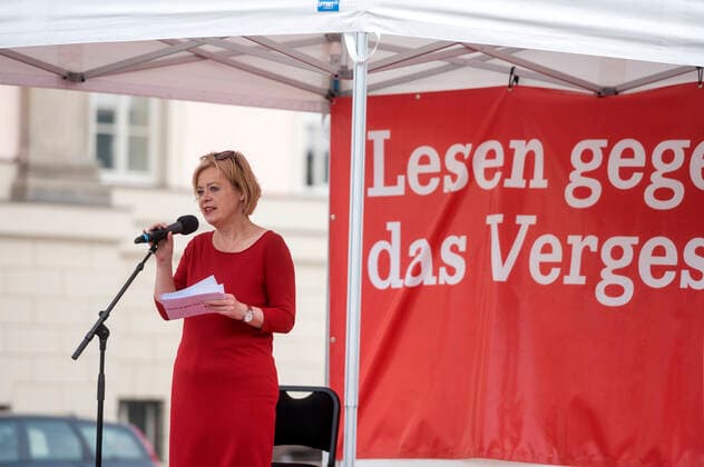 Berlin, Die Linke - Lesen gegen das Vergessen Berlin Germany 10th May 2022. Lessen gegen das Vergessen Bebelplatz. Organised by Die Linke political party a series of readings are recited in order that we should not forget the lessons of the Nazi era. Gesine Lötzsch - Politician Die Linke Berlin Deutschland 10. Mai 2022. Lesen gegen das Vergessen Bebelplatz. Organisiert von der Partei Die Linke wird eine Reihe von Lesungen rezitiert, damit wir die Lehren aus der Nazizeit nicht vergessen.