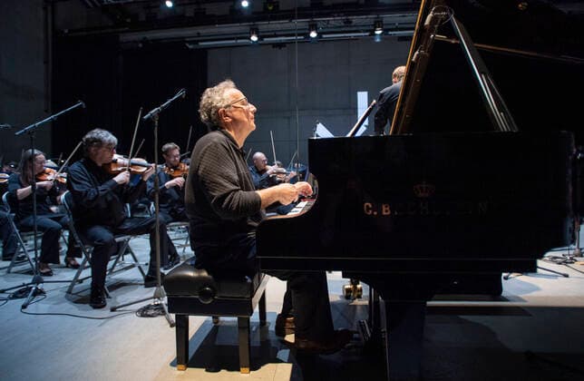 Entertainment Bilder des Tages Pianist and composer Uri Caine performs during the opening concert at the American Spring International Music Festival in Prague, Czech Republic, May 10, 2022. (CTKxPhoto MichaelaxRihova) CTKPhotoP2022051008615  mir 3