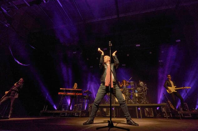 Jim Kerr of Simple Minds live at a concert of the Celebrating 40 Years of Hits Tour at the Swiss Life Hall Hannover, 10 05 2022 Foto:xU.xStammx xFuturexImage