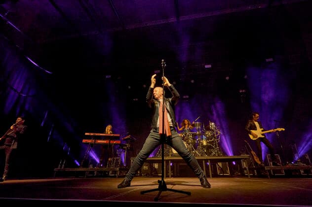 Jim Kerr of Simple Minds live at a concert of the Celebrating 40 Years of Hits Tour at the Swiss Life Hall Hannover, 10 05 2022 Foto:xU.xStammx xFuturexImage