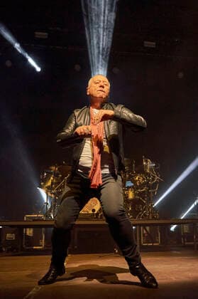 Jim Kerr of Simple Minds live at a concert of the Celebrating 40 Years of Hits Tour at the Swiss Life Hall Hannover, 10 05 2022 Foto:xU.xStammx xFuturexImage