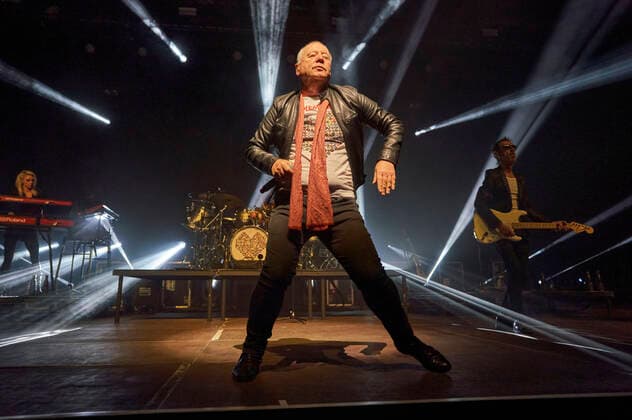 Jim Kerr of Simple Minds live at a concert of the Celebrating 40 Years of Hits Tour at the Swiss Life Hall Hannover, 10 05 2022 Foto:xU.xStammx xFuturexImage