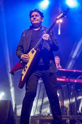 Charlie Burchill of Simple Minds live at a concert of the Celebrating 40 Years of Hits Tour at the Swiss Life Hall Hannover, 10 05 2022 Foto:xU.xStammx xFuturexImage