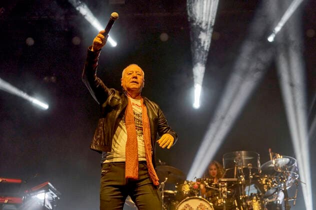 Jim Kerr of Simple Minds live at a concert of the Celebrating 40 Years of Hits Tour at the Swiss Life Hall Hannover, 10 05 2022 Foto:xU.xStammx xFuturexImage