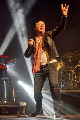 Jim Kerr of Simple Minds live at a concert of the Celebrating 40 Years of Hits Tour at the Swiss Life Hall Hannover, 10 05 2022 Foto:xU.xStammx xFuturexImage
