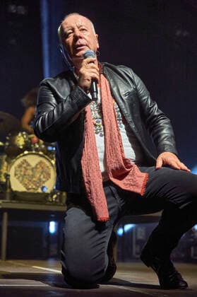 Jim Kerr of Simple Minds live at a concert of the Celebrating 40 Years of Hits Tour at the Swiss Life Hall Hannover, 10 05 2022 Foto:xU.xStammx xFuturexImage