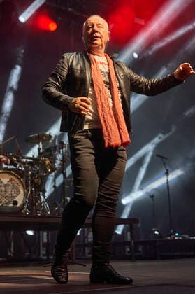 Jim Kerr of Simple Minds live at a concert of the Celebrating 40 Years of Hits Tour at the Swiss Life Hall Hannover, 10 05 2022 Foto:xU.xStammx xFuturexImage