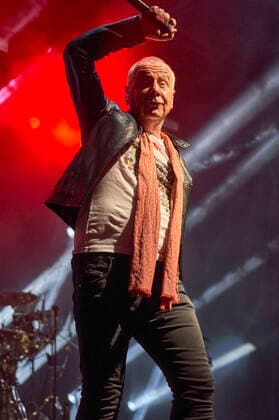 Jim Kerr of Simple Minds live at a concert of the Celebrating 40 Years of Hits Tour at the Swiss Life Hall Hannover, 10 05 2022 Foto:xU.xStammx xFuturexImage
