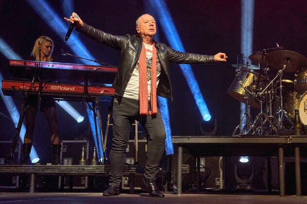 Jim Kerr of Simple Minds live at a concert of the Celebrating 40 Years of Hits Tour at the Swiss Life Hall Hannover, 10 05 2022 Foto:xU.xStammx xFuturexImage
