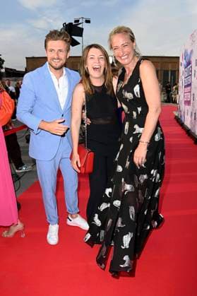 Jörn Schlönvoigt, Iris Mareike Steen und Eva Mona Rodekirchen bei der GZSZ Party 30 Jahre GZSZ im GZSZ Außenset an der Orenstein-&-Koppel-Straße. Potsdam, 10.05.2022 *** Jörn Schlönvoigt, Iris Mareike Steen and Eva Mona Rodekirchen at the GZSZ party 30 years GZSZ in the GZSZ outdoor set at the Orenstein Koppel Straße Potsdam, 10 05 2022 Foto:xF.xKernx xFuturexImage