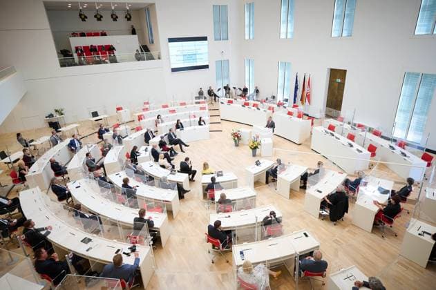 Gedenken anlässlich des 77. Jahrestages des Kriegsendes in den Landtag Brandenburg Andrij Melnyk (Ukrainischer Botschafter in Deutschland) während der Gedenkveranstaltung am 08.05.2022 anlässlich Befreiung vom Nationalsozialismus und das Kriegsende in Europa vor 77 Jahren im Landtag Brandenburg. Potsdam Landtag Brandenburg Brandenburg Deutschland *** Commemoration of the 77th anniversary of the end of the war in the Landtag Brandenburg Andrij Melnyk Ukrainian Ambassador to Germany during the commemoration ceremony on 08 05 2022 on the occasion of liberation from Nazism and the end of the war in Europe 77 years ago in the Landtag Brandenburg Potsdam Landtag Brandenburg Brandenburg Germany