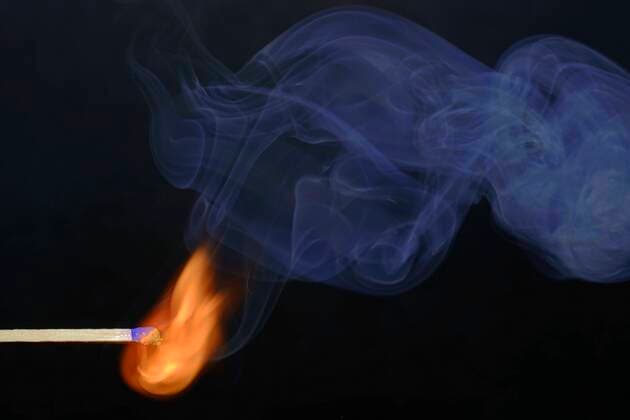 sich entzuendendes Streichholz, blauer Rauch entsteht lighting a match BLWS666825 *** igniting match, blue smoke appears lighting a match BLWS666825 Copyright: xblickwinkel McPHOTO I.xSchulzx