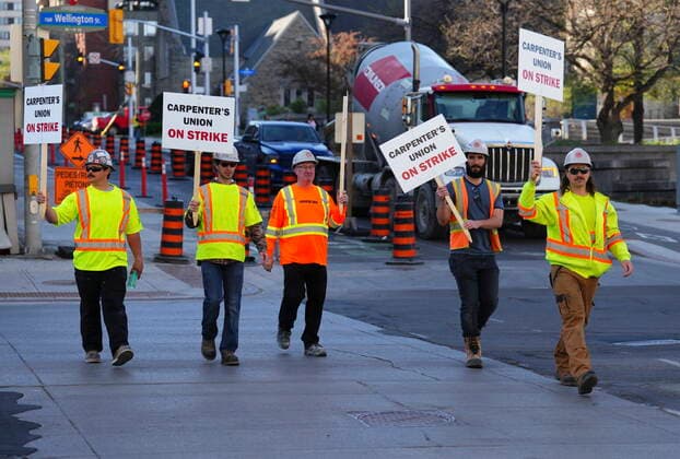 Kanada, Handwerker-Streik in Ottawa May 11, 2022, Ottawa, Ontario, Canada: Unionized commercial carpenters from the Ontario Chapter of the United Brotherhood of Carpenters and Joiners of America picket in Ottawa on Wednesday, May 11, 2022. Ottawa Canada  - ZUMAc35_ 20220511_zaf_c35_027 Copyright: xSeanxKilpatrickx