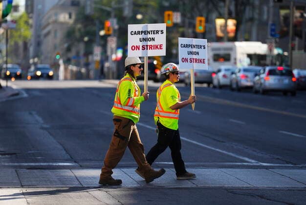 Kanada, Handwerker-Streik in Ottawa May 11, 2022, Ottawa, Ontario, Canada: Unionized commercial carpenters from the Ontario Chapter of the United Brotherhood of Carpenters and Joiners of America picket in Ottawa on Wednesday, May 11, 2022. Ottawa Canada  - ZUMAc35_ 20220511_zaf_c35_028 Copyright: xSeanxKilpatrickx