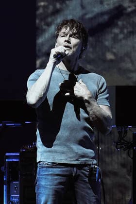 11 05 2022, xlakx, Entertaiment music pop, a ha emspor, v l The Norwegian band a ha around singer Morten Harket M performs in the Mercedes Benz Arena on tour Germany play hunting high and low Berlin