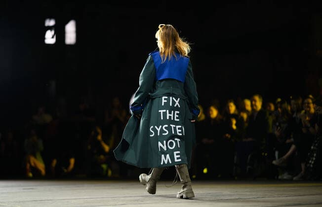 Bilder des Jahres 2022, Entertainment 05 Mai Entertainment Bilder des Tages AUSTRALIAN FASHION WEEK, A model on the runway during the Adaptive Clothing Collective fashion show at Australian Fashion Week 2022 in Sydney, Thursday, May 12, 2022. ( NO ARCHIVING, EDITORIAL USE ONLY, NO USE IN BOOKS WITHOUT CONSENT SYDNEY NSW AUSTRALIA  Copyright: xJAMESxGOURLEYx 20220512001658053933