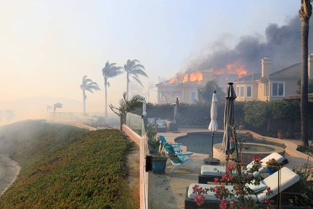 Bilder des Jahres 2022, News 05 Mai News Bilder des Tages May 11, 2022, Laguna Niguel, California, USA: A home on fire in Laguna Niguel. A wind-driven wildfire that broke out Wednesday in brush near Laguna Niguel grew to 200 acres, burned about 20 homes and prompted the evacuation of nearby residences and a luxury resort, fire officials said. Laguna Niguel USA - ZUMAr19_ 20220511_new_r19_142 Copyright: xRuaridhxStewartx