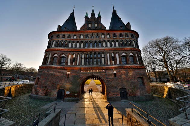Holstentor, ehemaliges westliches Stadttor, Teil des UNESCO-Welterbe Luebecker Altstadt, Deutschland, Schleswig-Holstein, Luebeck Holstentor, former western town gate, part of the UNESCO cultural heritage Luebecker Altstadt, Germany, Schleswig-Holstein, Luebeck BLWS666728 *** Holstentor, former western town gate, part of the UNESCO cultural heritage Luebecker Altstadt, Germany, Schleswig Holstein, Luebeck Holstentor, former western town gate, part of the UNESCO cultural heritage Luebecker Altstadt, Germany, Schleswig Holstein, Luebeck BLWS666728 Copyright: xblickwinkel S.xZiesex