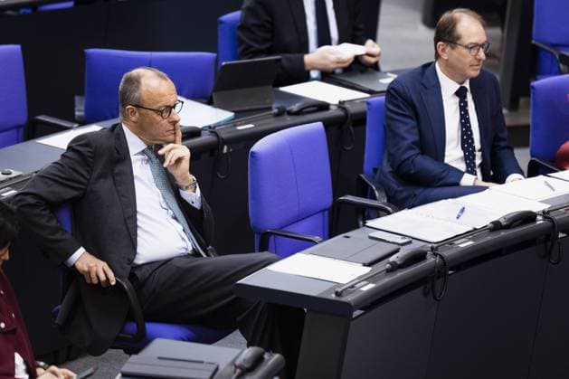 (L-R) Friedrich Merz, CDU-Parteivorsitzender, und Alexander Dobrindt, Vorsitzender der CSU-Landesgruppe im Deutschen Bundestag, aufgenommen im Rahmen der Sitzung des Deutschen Bundestages in Berlin, 12.05.2022. Berlin Deutschland *** L R Friedrich Merz, CDU party chairman, and Alexander Dobrindt, chairman of the CSU state group in the German Bundestag, photographed during the session of the German Bundestag in Berlin, 12 05 2022 Berlin Germany Copyright: xFlorianxGaertner photothek.dex