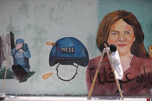 Bilder des Jahres 2022, News 05 Mai News Bilder des Tages Gazastreifen, Wandgemälde für getötete Reporterin Schirin Abu Akle in Gaza-Stadt May 12, 2022, Gaza city, Gaza Strip, Palestinian Territory: Palestinian artists paint a mural in honour of slain veteran Al-Jazeera journalist Shireen Abu Akleh in Gaza City on May 12, 2022. - Abu Akleh, who was shot dead on May 11, 2022 while covering a raid in the Israeli-occupied West Bank, was among Arab media s most prominent figures and widely hailed for her bravery and professionalism Gaza city Palestinian Territory - ZUMAap3_ 20220512_zaf_ap3_114 Copyright: xAshrafxAmrax