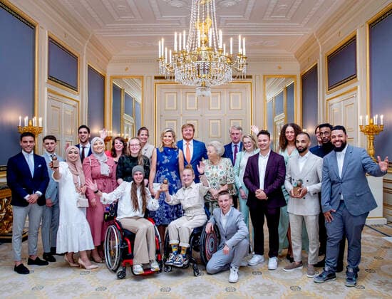 Bilder des Jahres 2022, Entertainment 05 Mai Entertainment Bilder des Tages Badiucao Austellung in Prag 12-05-2022 The Hague King Willem-Alexander, with Queen Maxima and Princess Beatrix and Triple Treath and Jong Pit and Sandra Jetten (directeur Oranje Fonds) and Dick Benschop (voorzitter bestuur Oranje Fonds), attend the Appeltjes van Oranje, Apples of Orange, award ceremony at Noordeinde palace in The Hague. Â  Copyright: xPPEx