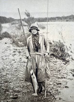 Duchess of York Fishing in New Zealand Photograph of the Duchess of York (1900 - 2002) holding a salmon she had caught whilst fishing in New Zealand. Dated 1927 Copyright: xPhoto12 AnnxRonanxPicturexLibraryx ARP18A06_170
