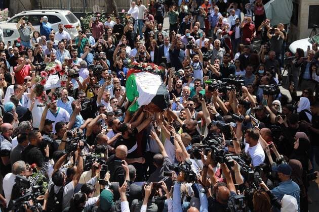 Bilder des Jahres 2022, News 05 Mai Jerusalem, Trauerfeier für getötete Reporterin Schirin Abu Akle (220512) -- JERUSALEM, May 12, 2022 -- People carry the coffin of Al-Jazeera journalist Shireen Abu Akleh in Jerusalem, on May 12, 2022. Al-Jazeera journalist Shireen Abu Akleh was killed in the northern occupied West Bank on Wednesday morning. (Photo by Xinhua) MIDEAST-JERUSALEM-AL-JAZEERA-JOURNALIST-COFFIN-ARRIVAL MuammarxAwad 