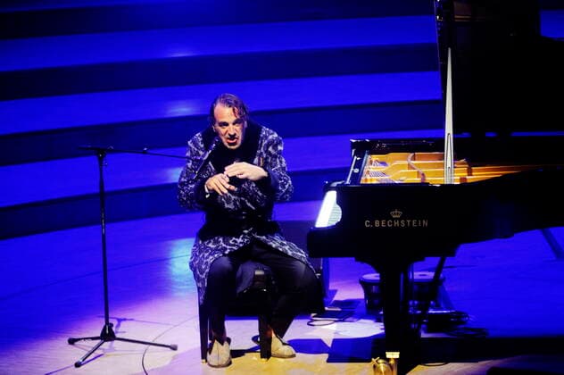 Der kanadische Pianist Chilly Gonzales (= Jason Charles Beck) in der Philharmonie Essen. Canadian pianist Chilly Gonzales (= Jason Charles Beck) at the Philharmonie Essen. Essen NRW DEU;DE;GERMANY;DEUTSCHLAND;ALLEMAGNE