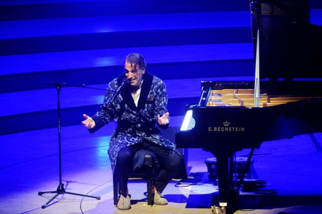 Der kanadische Pianist Chilly Gonzales (= Jason Charles Beck) in der Philharmonie Essen. Canadian pianist Chilly Gonzales (= Jason Charles Beck) at the Philharmonie Essen. Essen NRW DEU;DE;GERMANY;DEUTSCHLAND;ALLEMAGNE