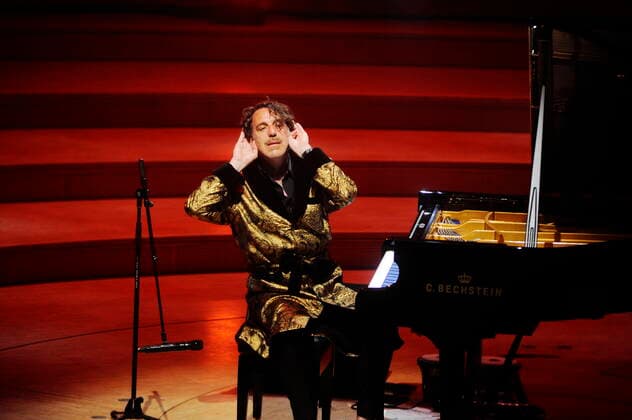 Der kanadische Pianist Chilly Gonzales (= Jason Charles Beck) in der Philharmonie Essen. Canadian pianist Chilly Gonzales (= Jason Charles Beck) at the Philharmonie Essen. Essen NRW DEU;DE;GERMANY;DEUTSCHLAND;ALLEMAGNE