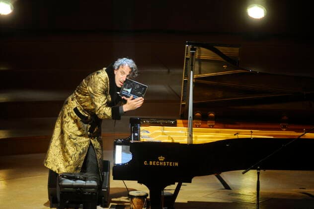 Der kanadische Pianist Chilly Gonzales (= Jason Charles Beck) in der Philharmonie Essen. Canadian pianist Chilly Gonzales (= Jason Charles Beck) at the Philharmonie Essen. Essen NRW DEU;DE;GERMANY;DEUTSCHLAND;ALLEMAGNE