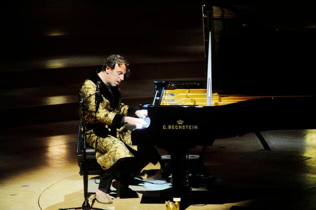 Der kanadische Pianist Chilly Gonzales (= Jason Charles Beck) in der Philharmonie Essen. Canadian pianist Chilly Gonzales (= Jason Charles Beck) at the Philharmonie Essen. Essen NRW DEU;DE;GERMANY;DEUTSCHLAND;ALLEMAGNE