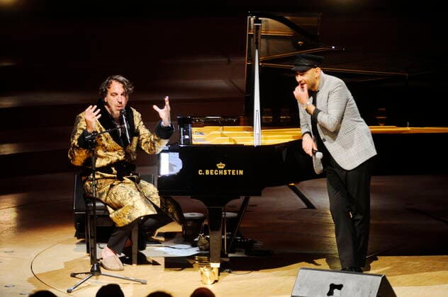 Der kanadische Pianist Chilly Gonzales (= Jason Charles Beck) mit dem Pianisten und Sänger Malakoff Kowalski (= Aram Pirmoradi) in der Philharmonie Essen. Canadian pianist Chilly Gonzales (= Jason Charles Beck) with pianist and singger Malakoff Kowalski (= Aram Pirmoradi) at the Philharmonie Essen. Essen NRW DEU;DE;GERMANY;DEUTSCHLAND;ALLEMAGNE
