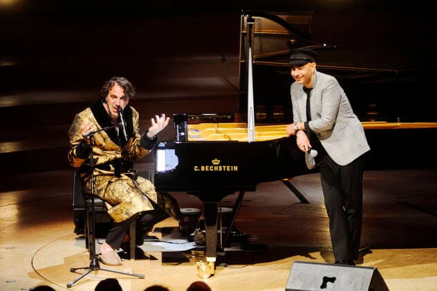 Entertainment Bilder des Tages Der kanadische Pianist Chilly Gonzales (= Jason Charles Beck) mit dem Pianisten und Sänger Malakoff Kowalski (= Aram Pirmoradi) in der Philharmonie Essen. Canadian pianist Chilly Gonzales (= Jason Charles Beck) with pianist and singger Malakoff Kowalski (= Aram Pirmoradi) at the Philharmonie Essen. Essen NRW DEU;DE;GERMANY;DEUTSCHLAND;ALLEMAGNE