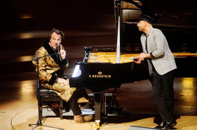 Der kanadische Pianist Chilly Gonzales (= Jason Charles Beck) mit dem Pianisten und Sänger Malakoff Kowalski (= Aram Pirmoradi) in der Philharmonie Essen. Canadian pianist Chilly Gonzales (= Jason Charles Beck) with pianist and singger Malakoff Kowalski (= Aram Pirmoradi) at the Philharmonie Essen. Essen NRW DEU;DE;GERMANY;DEUTSCHLAND;ALLEMAGNE