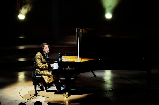 Der kanadische Pianist Chilly Gonzales (= Jason Charles Beck) in der Philharmonie Essen. Canadian pianist Chilly Gonzales (= Jason Charles Beck) at the Philharmonie Essen. Essen NRW DEU;DE;GERMANY;DEUTSCHLAND;ALLEMAGNE