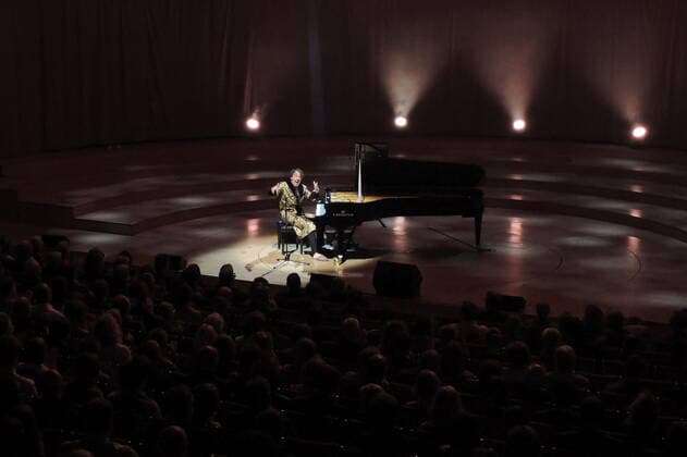 Der kanadische Pianist Chilly Gonzales (= Jason Charles Beck) in der Philharmonie Essen. Canadian pianist Chilly Gonzales (= Jason Charles Beck) at the Philharmonie Essen. Essen NRW DEU;DE;GERMANY;DEUTSCHLAND;ALLEMAGNE