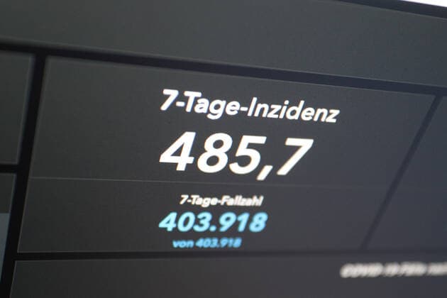 RKI dashboard, 7 day incidence is now 485.7 7 day incidence, RKI dashboard on a monitor on 13 05 2022 in Siegen Germany.