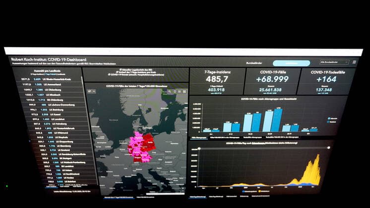 RKI dashboard, 7 day incidence is now 485.7 7 day incidence, RKI dashboard on a monitor on 13 05 2022 in Siegen Germany.