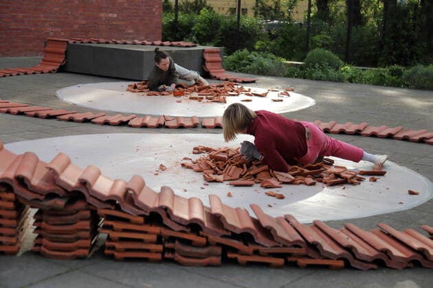 Bilder des Jahres 2022, Entertainment 05 Mai Annalena Steiner und Katja Wiegand, v.l., während der Tanzperformance Within Seconds in der Schiffbauergasse in Potsdam, 12. Mai 2022. Choreografie Salome Kehlenbach. Tanz im öffentlichen Raum mit Studentinnen und Studenten des HZT Berlin während der Potsdamer Tanztage. Potsdamer Tanztage - International festival for contemporary dance *** Annalena Steiner and Katja Wiegand, f l , during the dance performance Within Seconds in the Schiffbauergasse in Potsdam, 12 May 2022 Choreography Salome Kehlenbach Dance in public space with students of the HZT Berlin during the Potsdamer Tanztage Potsdamer Tanztage International festival for contemporary dance